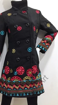 női, kabát, piros, fekete, kék, állónyakú, etno, mintás, mandala, kör, pötty, virág, mintás, színes, meleg, közép hosszú, hosszított, kabát, bélelt, tél, ősz, elegáns, egyedi, cipzár, Olasz, egzotikus, bohém
